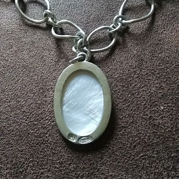 AVON Mother Of Pearl Pendant Necklace - Picture 3 of 7